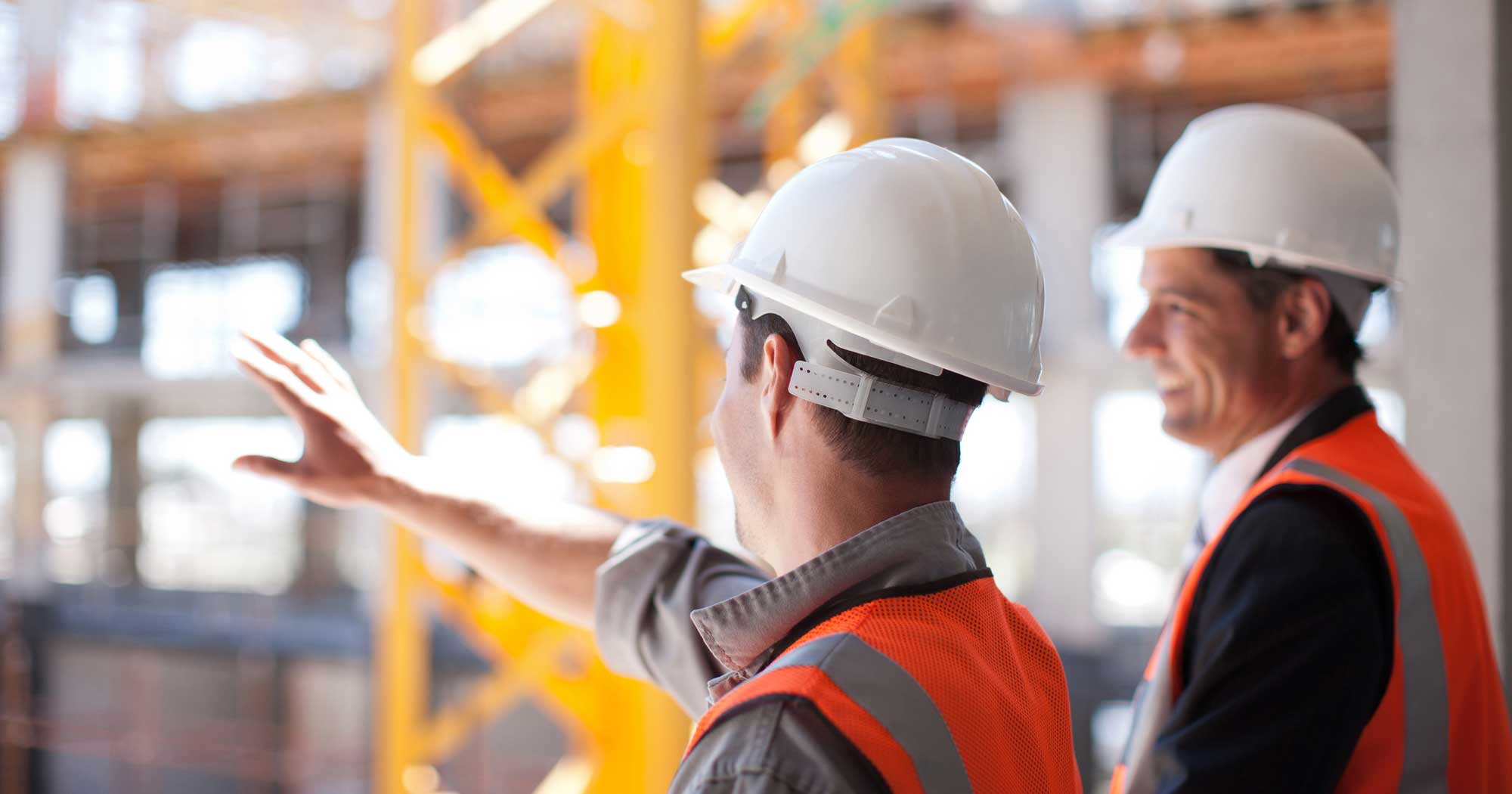 Två glada byggarbetare