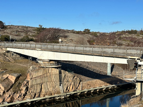 Bropelare omringad av byggställning